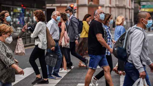 Gente paseando por una cntrica calle de Bilbao. / EP