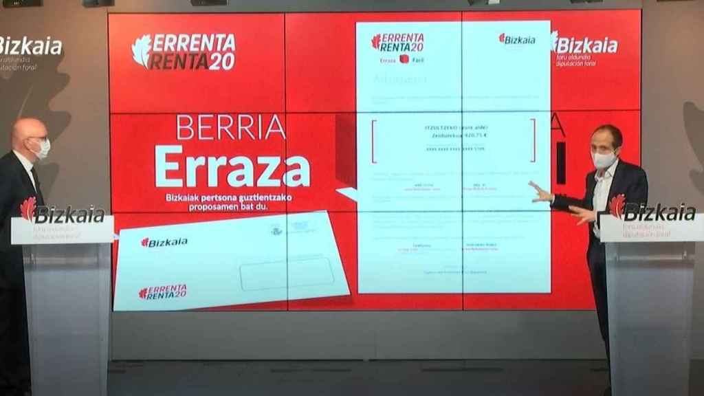 El diputado foral de Hacienda y Finanzas, Jos Mara Iruarrizaga, y el director general de Hacienda, Iaki Alonso, explican las novedades del nuevo modelo de presentacin de la campaa de renta de 2020/ EP