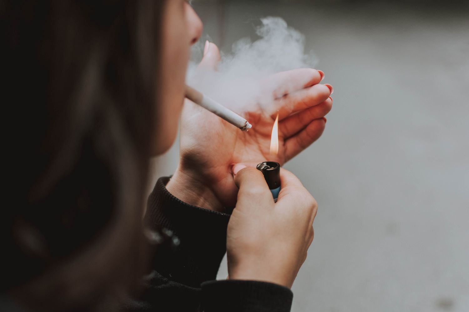 Una persona fuma tabaco / UNSPLASH