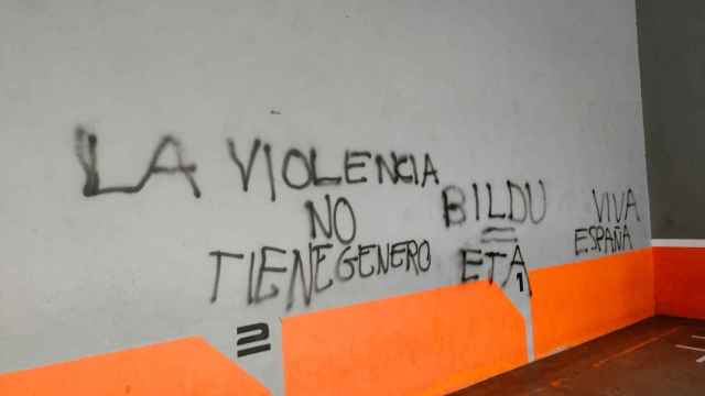 Aparecen pintadas contra el euskera, el Pas Vasco y el feminismo en una ikastola de Donostia. / ZURRIOLA IKASTOLA