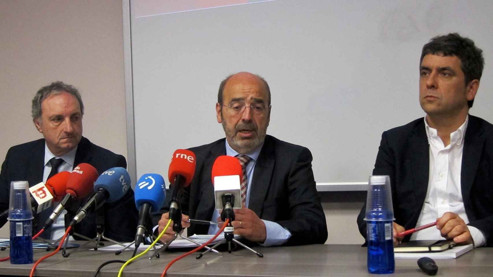 El presidente de la Federacin de EPSV de Euskadi, Ignacio Etxebarria (c), junto a otros responsables de la entidad, en una rueda de prensa / EUROPA PRESS