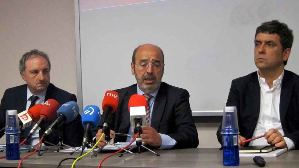 El presidente de la Federacin de EPSV de Euskadi, Ignacio Etxebarria (c), junto a otros responsables de la entidad, en una rueda de prensa / EUROPA PRESS