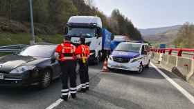 Agentes de la Ertzaintza durante un control de camiones / Irekia