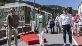 Alcalde de Eibar, Miguel de los Toyos con la secretaria general del PSE, Idoia Mendia, y el portavoz en el Parlamento, Eneko Andueza. EP