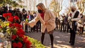 La viuda de Fernando Buesa, Natividad Rodrguez, y la madre del escolta del poltico Jorge Dez, Begoa Elorza durante el homenaje celebrado este martes en Vitoria. / EFE