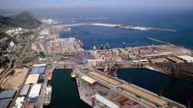 El Puerto de Bilbao, con los cinco aerogeneradores al fondo. / EP