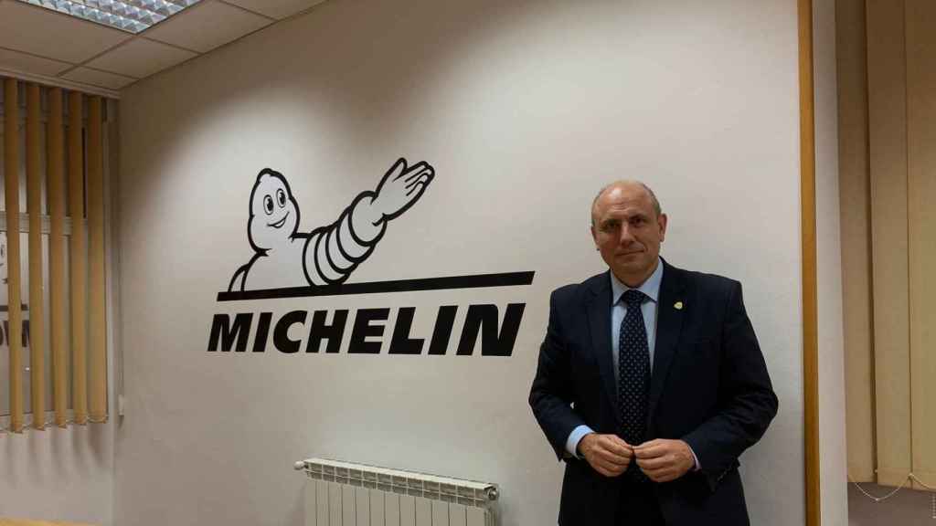 El director general de Michelin Vitoria, Csar Moux, en una sala de reuniones de la factora / CV