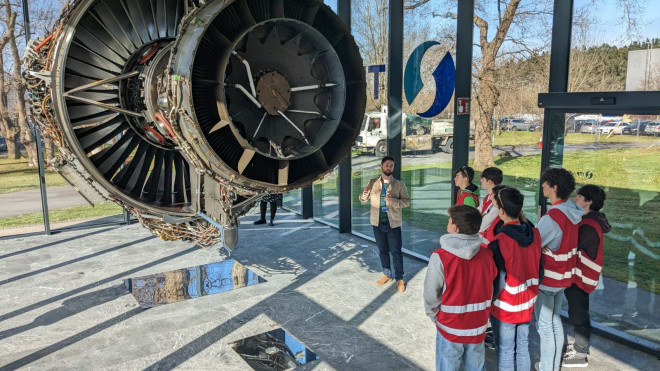 Un grupo de estudiantes observan un motor aéreo en las instalaciones de ITP en Zamudio. / CV