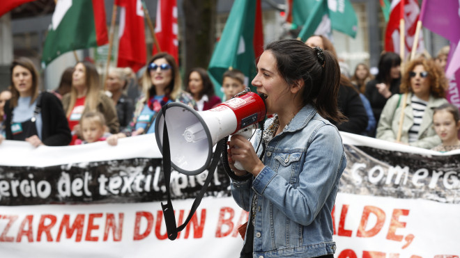 Las trabajadoras del comercio general, piel y calzado, y textil se han manifestado este domingo en Bilbao para reivindicar la negociación del convenio provincial. EFE/Miguel Toña