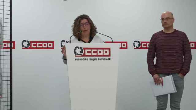 Loli Garca, secretaria general de CCOO Euskadi, con Alfonso Ros, de salud laboral, en una rueda de prensa sobre el fondo de amianto / CV