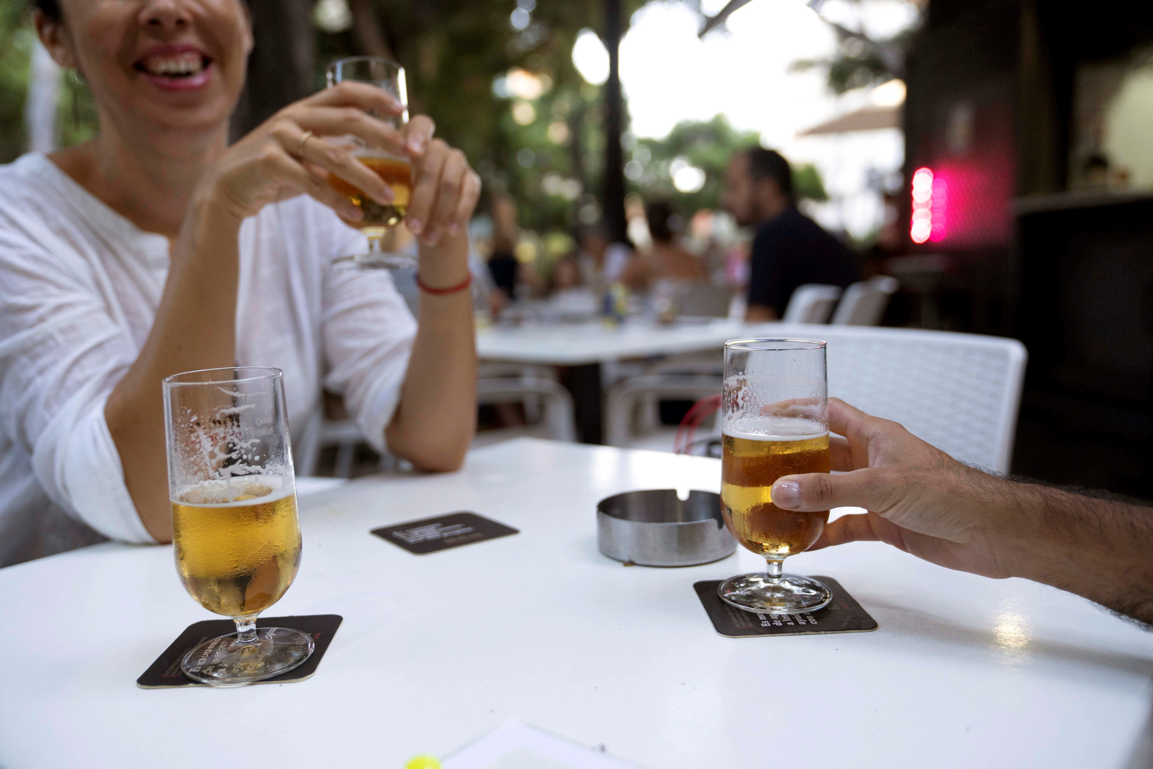 Dos personas consumen cerveza en la terraza de un bar. / EFE