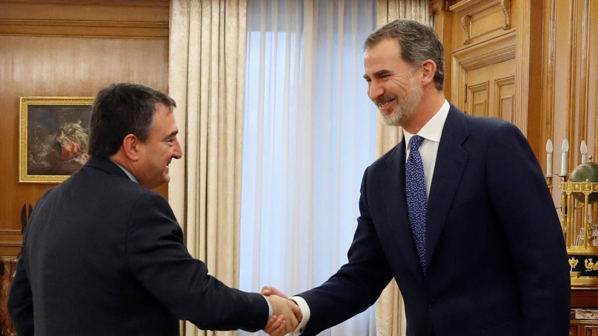 Aitor Esteban y el rey Felipe VI en el Palacio de la Zarzuela. / Efe