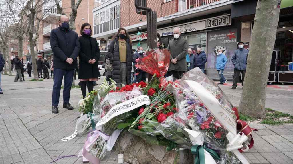 La consejera de Igualdad, Justicia y Polticas Sociales, Beatriz Artolazabal, participa en la ofrenda Floral por el aniversario 3 de Marzo junto al viceconsejero de Derechos Humanos, Memoria y Cooperacin, y la directora de Derechos Humanos. / EP