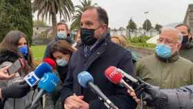 Carlos Iturgaiz en el cementerio de Zarautz. EP