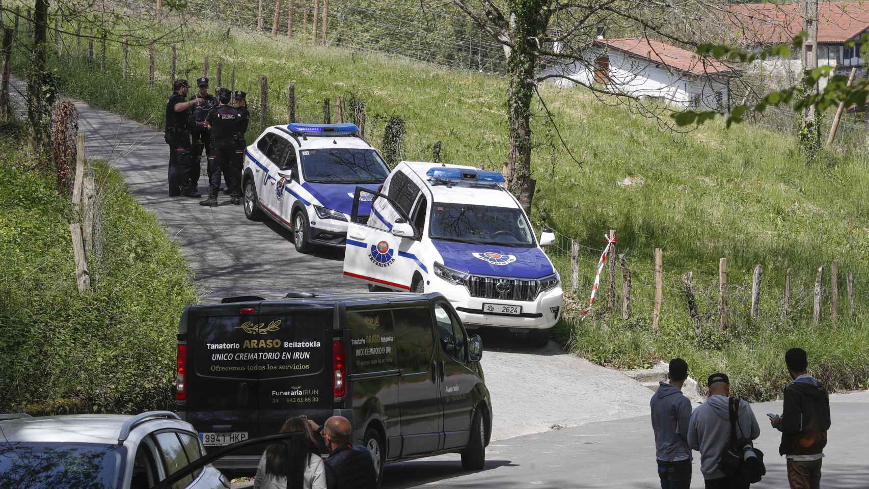 Los cadáveres de dos hombres fallecidos por arma de fuego han sido hallados este jueves en un caserío de un barrio rural de Irun/EFE