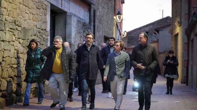 Martínez-Almeida, arropado por dirigentes del PP vasco y el alcalde de Navaridas / EUROPA PRESS