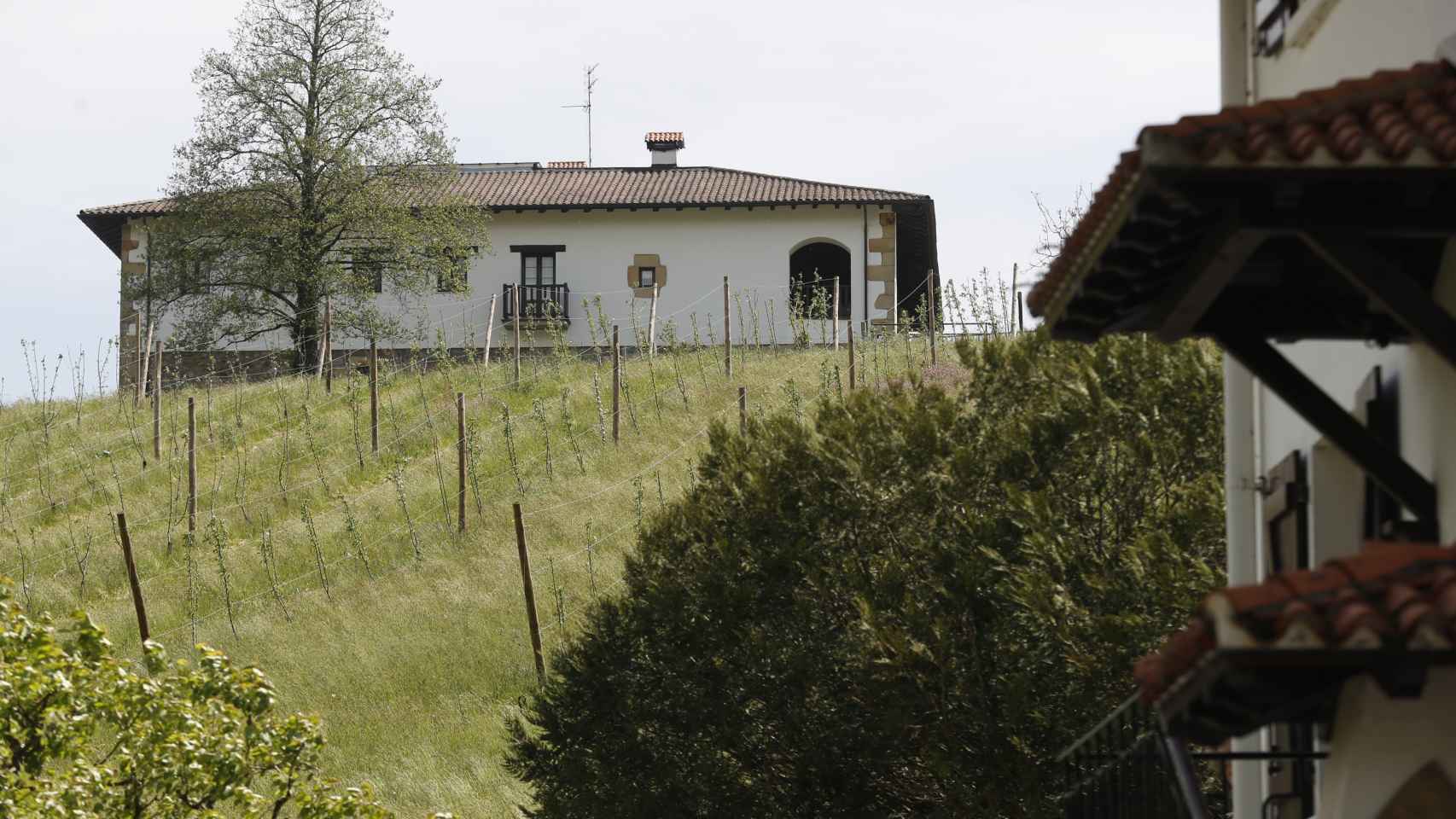 Los cadáveres de dos hombres fallecidos por arma de fuego han sido hallados este jueves en un caserío (en la imagen) de un barrio rural de Irun (Gipuzkoa). EFE/Juan Herrero