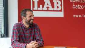 Igor Arroyo, coordinador general de LAB, en la sede del sindicato en Donostia / Nacha Abaitua