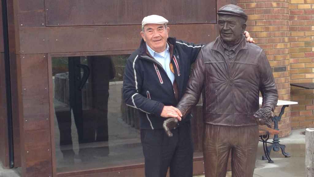 Vitorino Eguren Ugarte con su estatua.