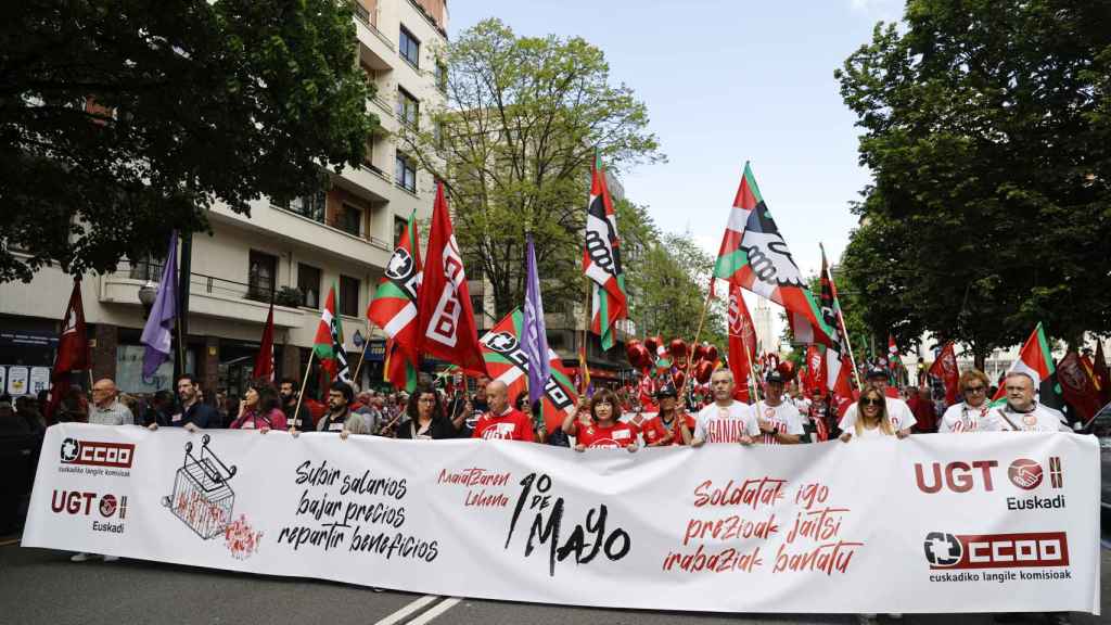 Manifestación convocada por UGT y CCOO por el Día Internacional del Trabajador este lunes en Bilbao / Luis Tejido - EFE