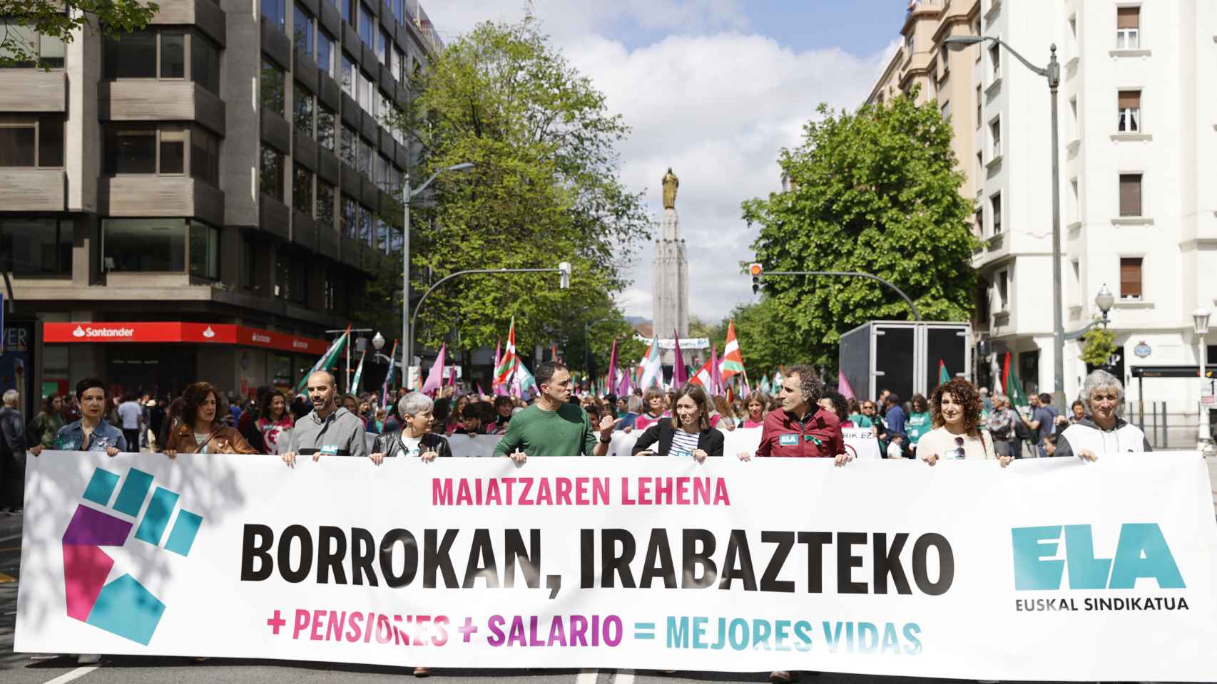 Simpatizantes del sindicato ELA participan en una manifestación convocada para celebrar el Día Internacional del Trabajador este lunes en Bilbao / Luis Tejido - EFE