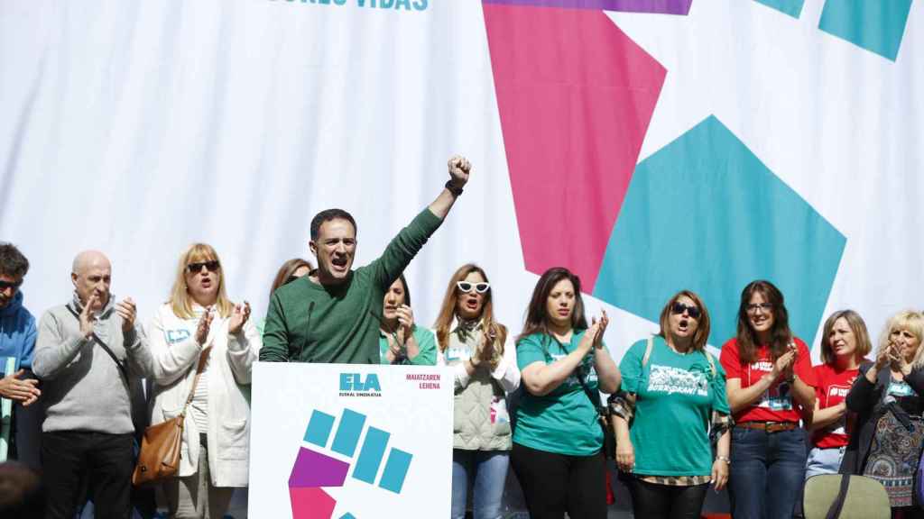 El secretario general del sindicato ELA, Mitxel Lakuntza, da un discurso durante una manifestación del sindicato para celebrar el Día Internacional del Trabajador en Bilbao / Luis Tejido - EFE