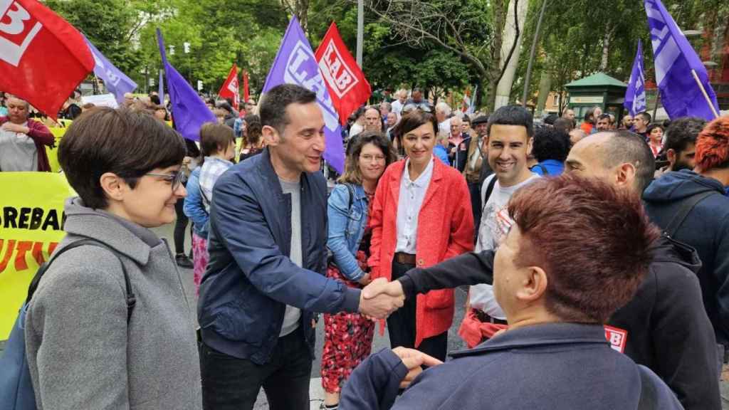 El candidato de EH Bildu a diputado general de Bizkaia, Iker Casanova, y la candidata a la Alcaldía de Bilbao, María del Río, en la manifestación de LAB en Bilbao / BILDU