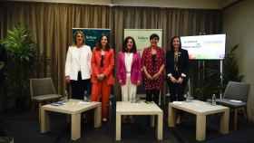 Ainhoa Domaica (PP), Maider Etxebarria (PSE), Beatriz Artolazabal (PNV), Rocío Vitero (Bildu) y Garbiñe Ruiz (Podemos) / Luis Miguel Añón