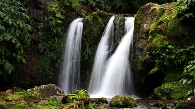 La cascada se encuentra cerca del Humedal de Saldropo.