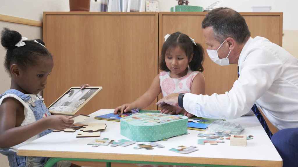 El consejero de Educación, Jokin Bildarratz, con dos alumnas