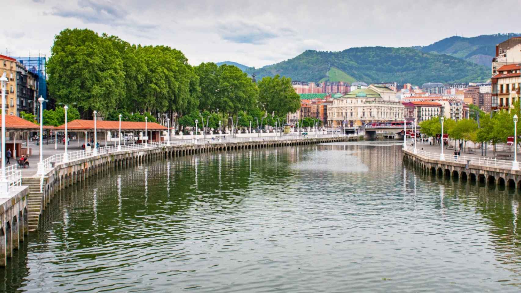 Los bomberos rescatan el cadáver de un varón en la ría de Bilbao