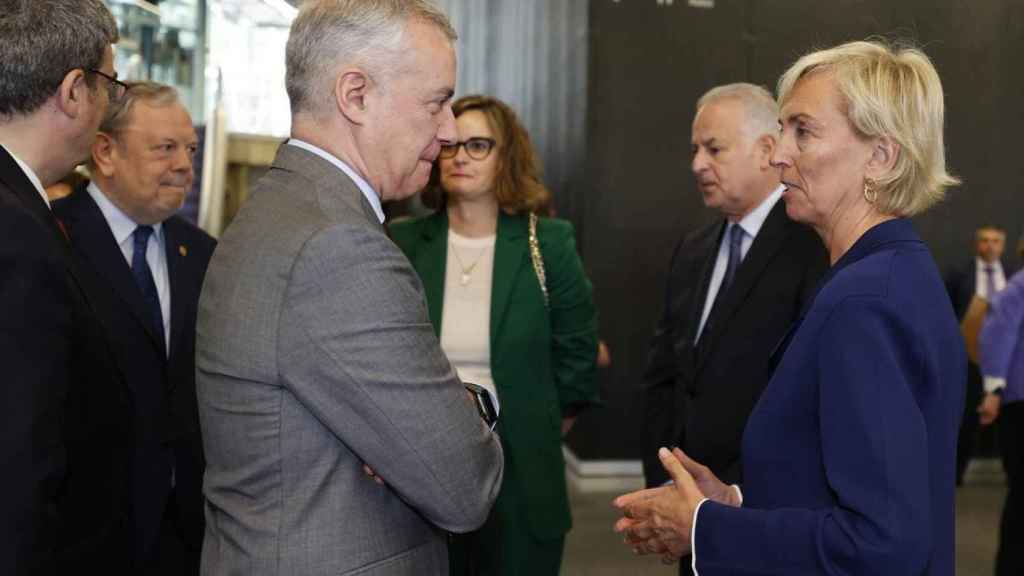 El lehendakari Iñigo Urkullu saluda a la presidenta de Cebek, Carolina Pérez Toledo.