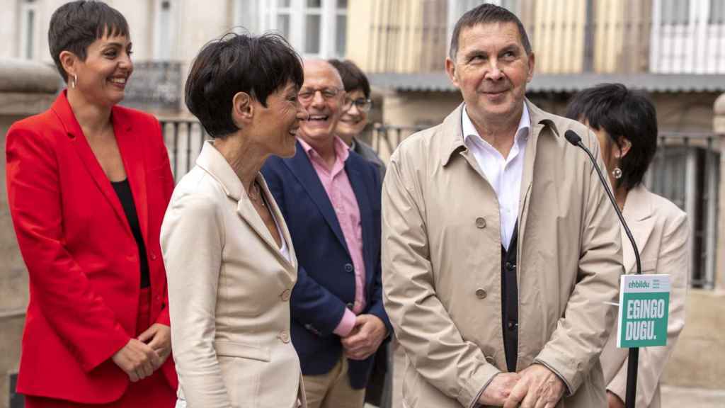 El coordinador de EH Bildu, Arnaldo Otegi (d), acompañado por los candidatos a las alcaldías de las capitales y a las Diputaciones de las tres provincias.