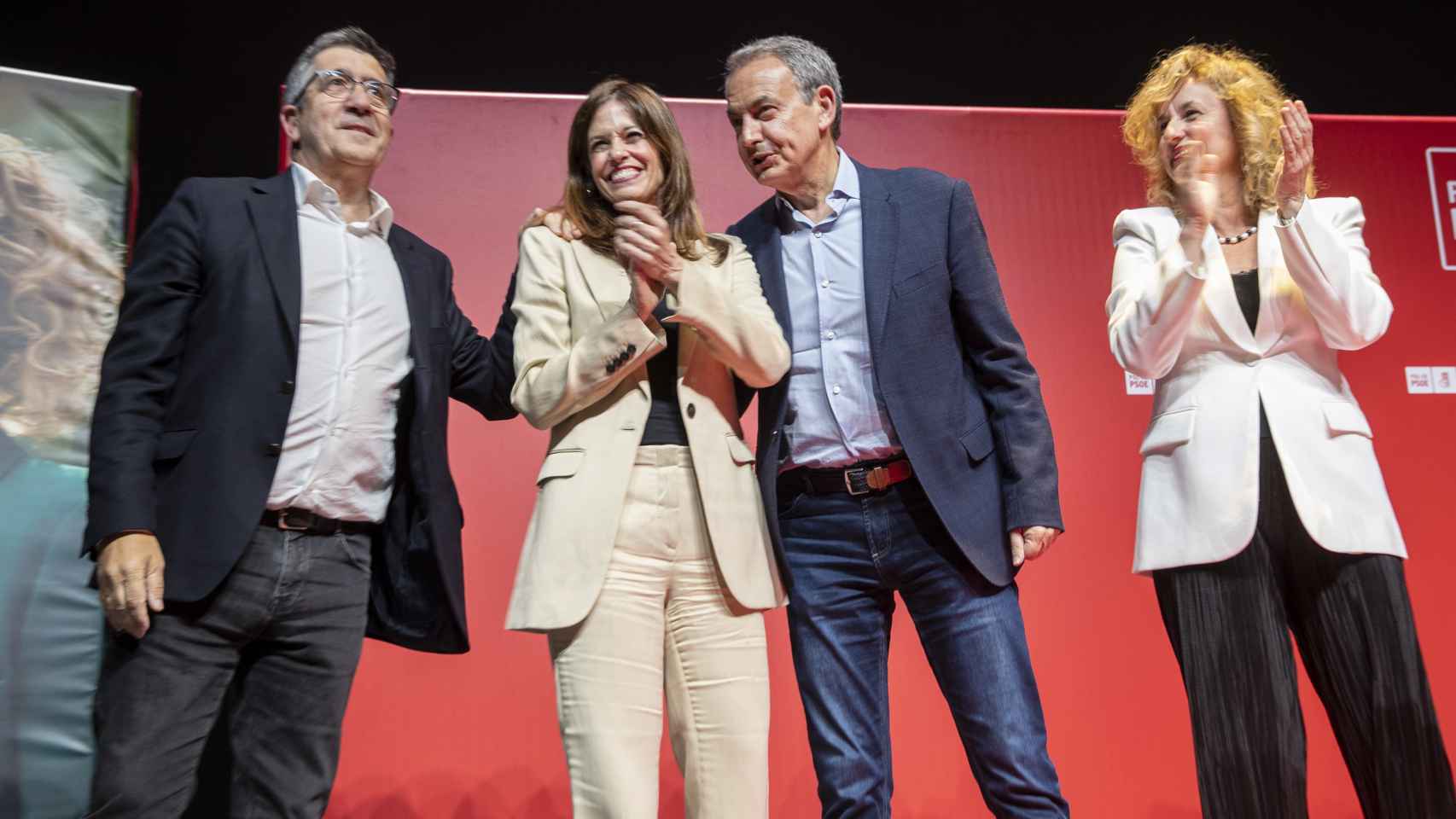 José Luis Rodríguez Zapatero y  Patxi López junto a las candidatas a la alcaldía de Vitoria por el PSE-EE, Maider Etxebarria y Cristina González en el acto de inicio de campaña en Vitoria / David Aguilar - EFE