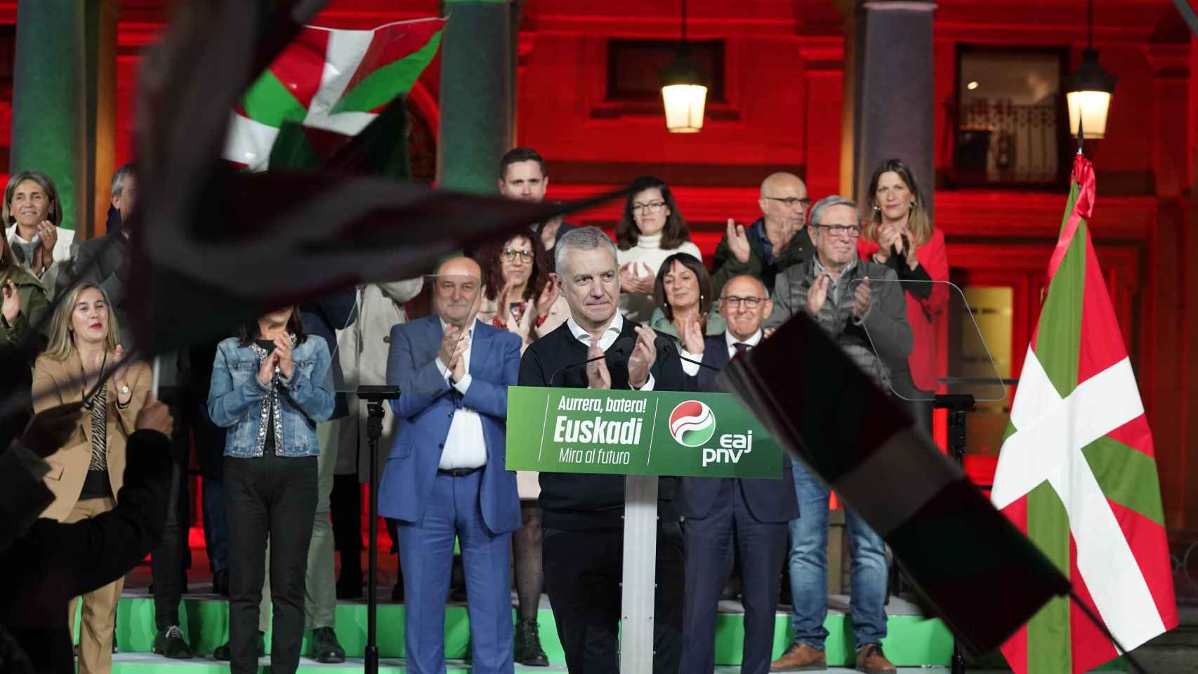 El lehendakari, Iñigo Urkullu, en el arranque de la campaña del PNV junto a Andoni Ortuzar y los candidatos.