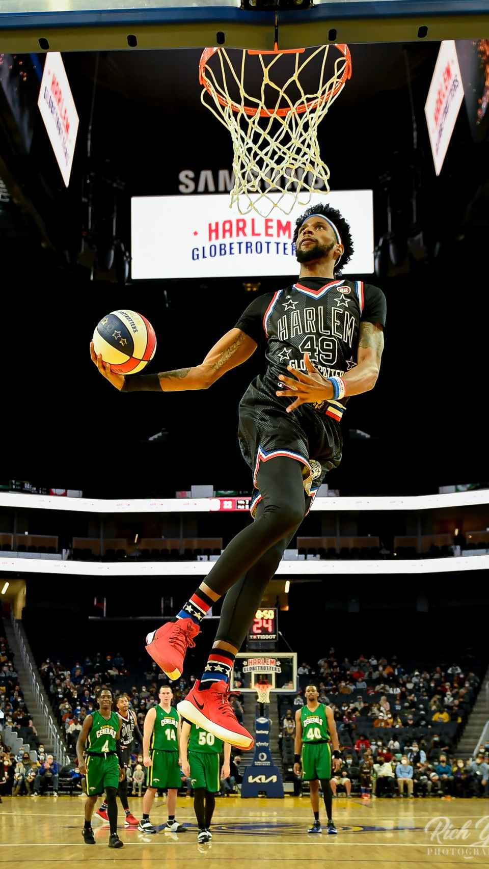 Un jugador de los Harlem Globetrotters haciendo un mate durante un partido / CEDIDA