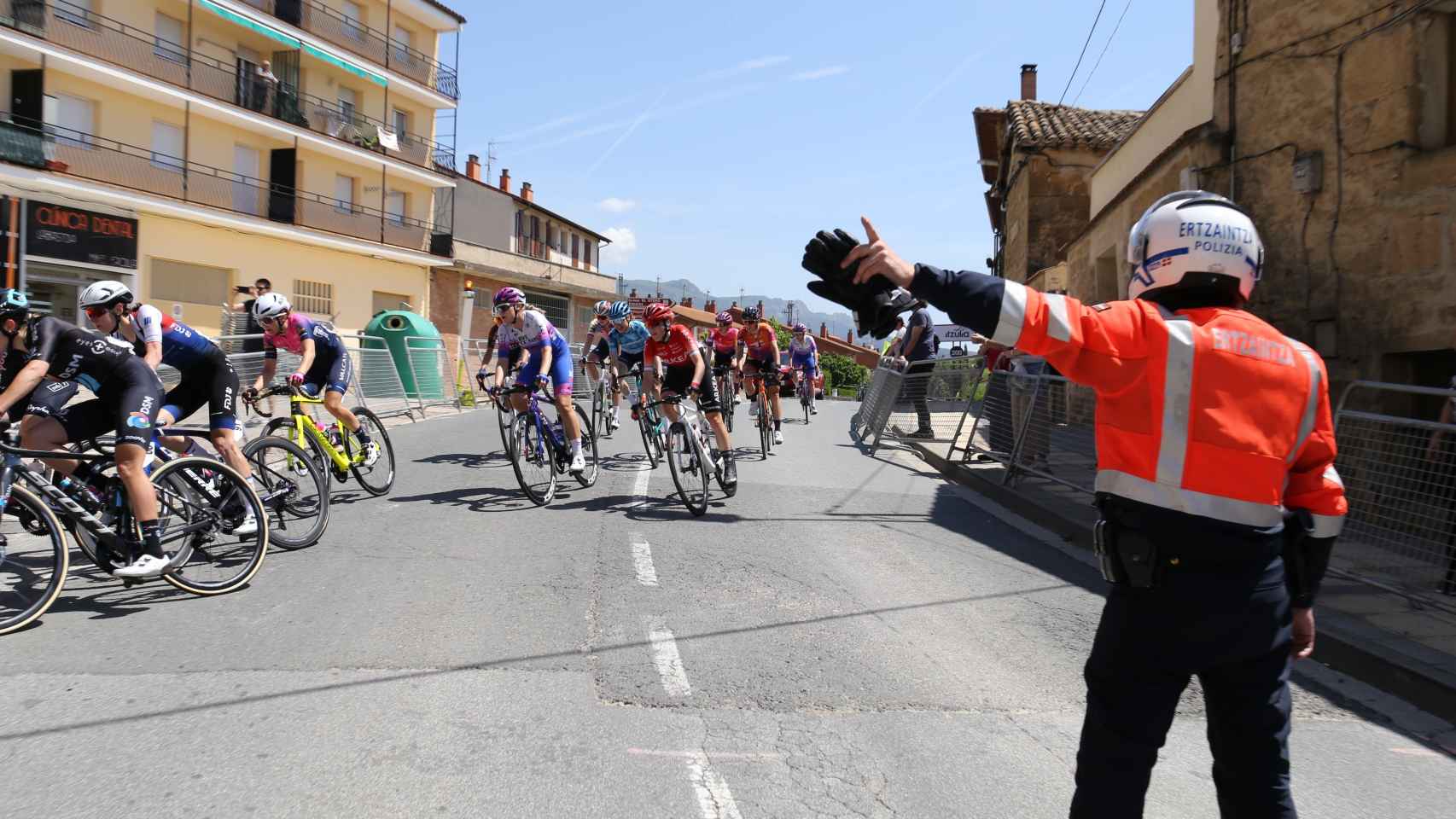 La Ertzaintza acude a una emergencia en Markina y colisiona contra una ciclista de la Itzulia Women.