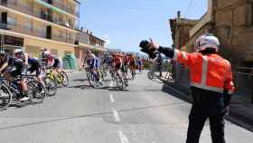 La Ertzaintza acude a una emergencia en Markina y colisiona contra una ciclista de la Itzulia Women.