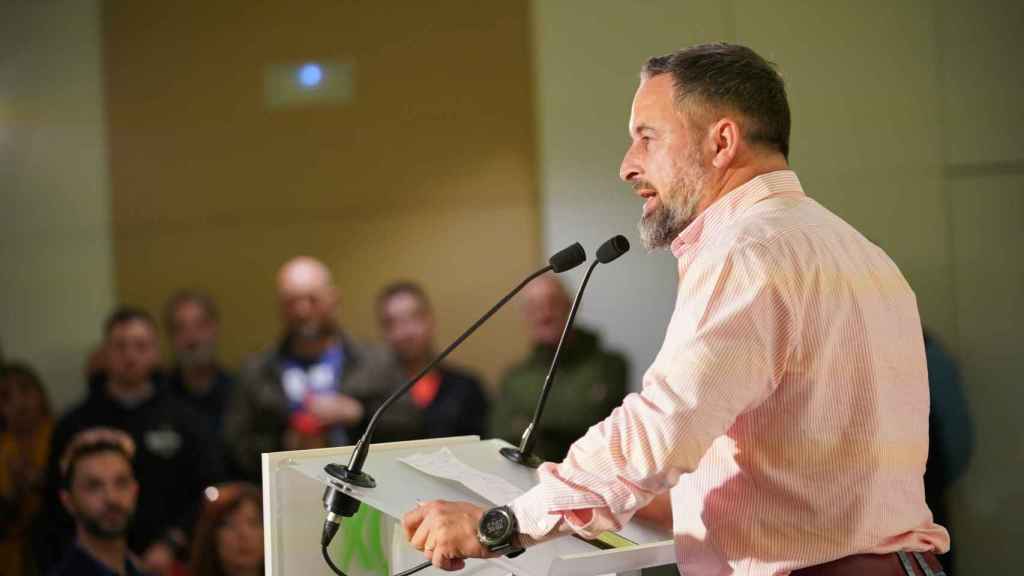 Abascal advierte de que si los terroristas incluidos en las listas de EH Bildu salen elegidos, Vox irá a por ellos para que no cobren hasta indemnizar a las víctimas