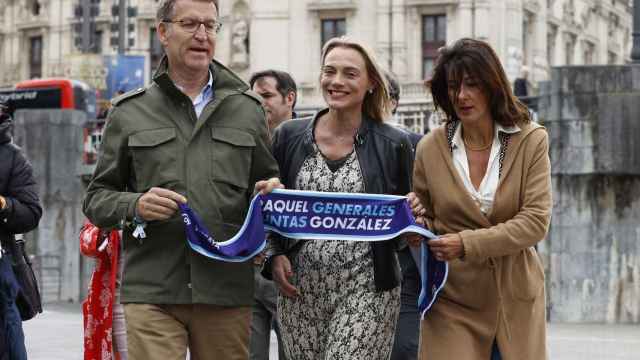 El presidente del PP, Alberto Núñez Feijóo, este lunes en Bilbao acompañado por  la candidata a la Alcaldía de la localidad, Esther Martínez / Miguel Toña - EFE