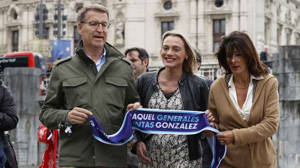 El presidente del PP, Alberto Núñez Feijóo, este lunes en Bilbao acompañado por  la candidata a la Alcaldía de la localidad, Esther Martínez / Miguel Toña - EFE