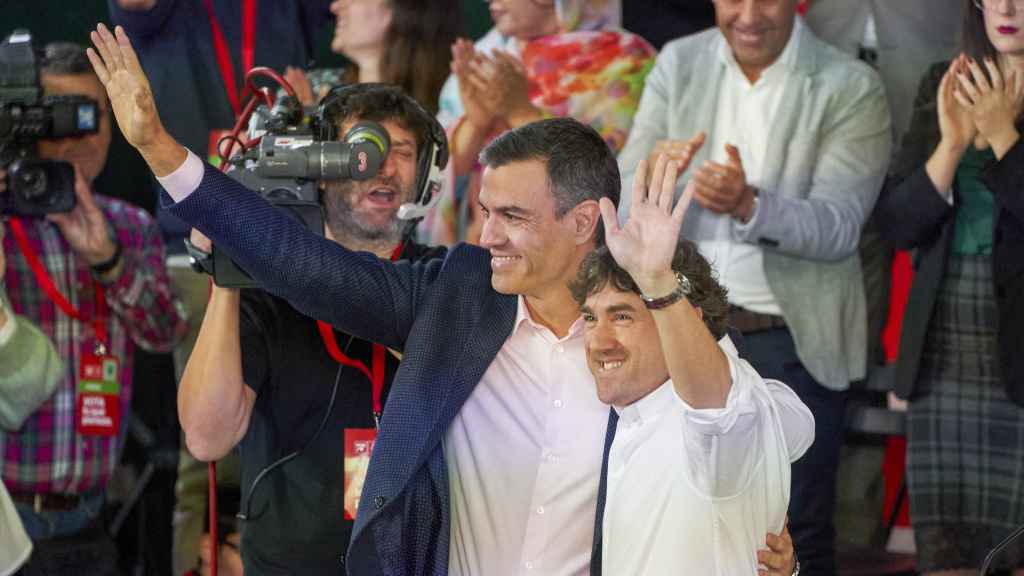 El presidente del Gobierno y líder del PSOE, Pedro Sánchez, y el secretario general del PSE-EE, Eneko Andueza, participan en un acto electoral este lunes, en Vitoria / L. Rico - EFE