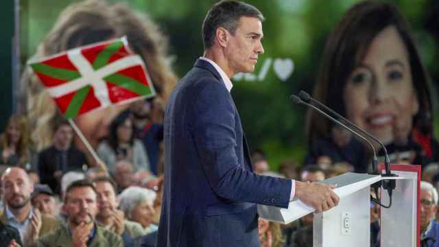 El presidente del Gobierno y líder del PSOE, Pedro Sánchez, participa en un acto electoral este lunes, en Vitoria / L. Rico - EFE