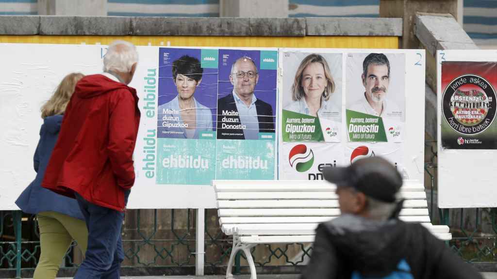 Carteles electorales en San Sebastián