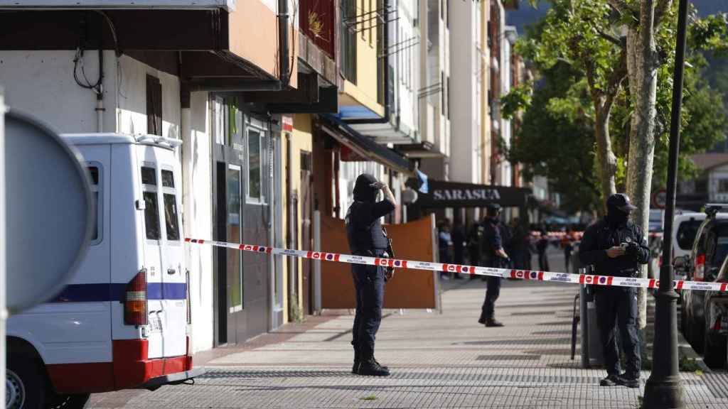 Agentes de la Ertzaintza en el lugar de los hechos.