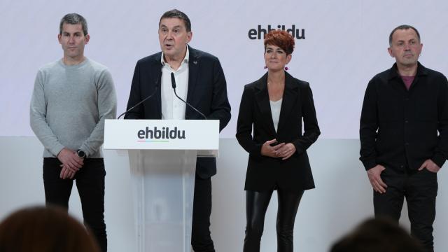 El coordinador general de EH Bildu, Arnaldo Otegi, junto a otros miembros  / UNANUE