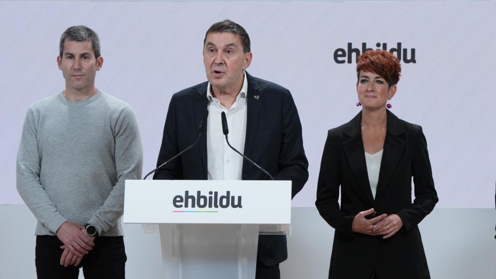 El coordinador general de EH Bildu, Arnaldo Otegi, junto a otros miembros  / UNANUE