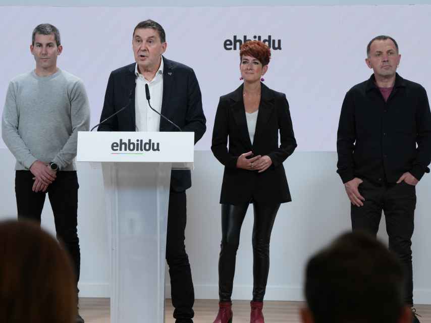El coordinador general de EH Bildu, Arnaldo Otegi, junto a otros miembros  / UNANUE