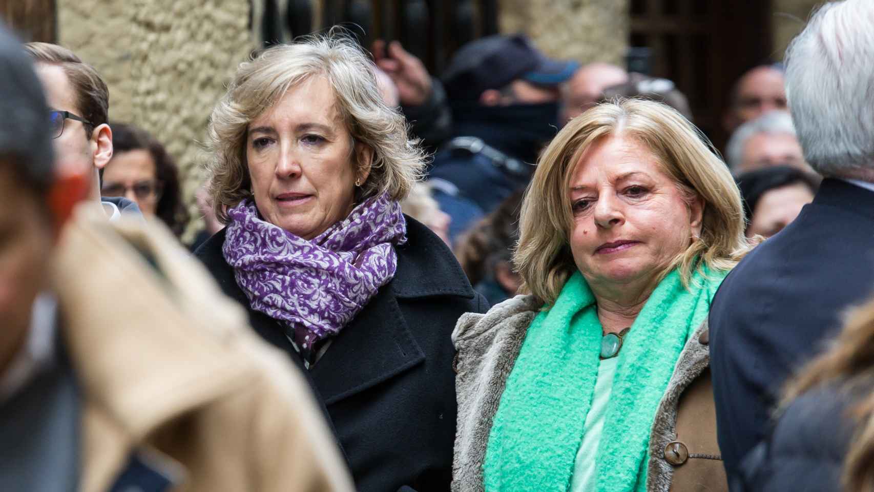 La viuda de Gregorio Ordóñez y presidenta de la Fundación Gregorio Ordóñez Fenollar, Ana Iribar, y la presidenta de COVITE y hermana de Gregorio Ordóñez, Consuelo Ordóñez / UNANUE