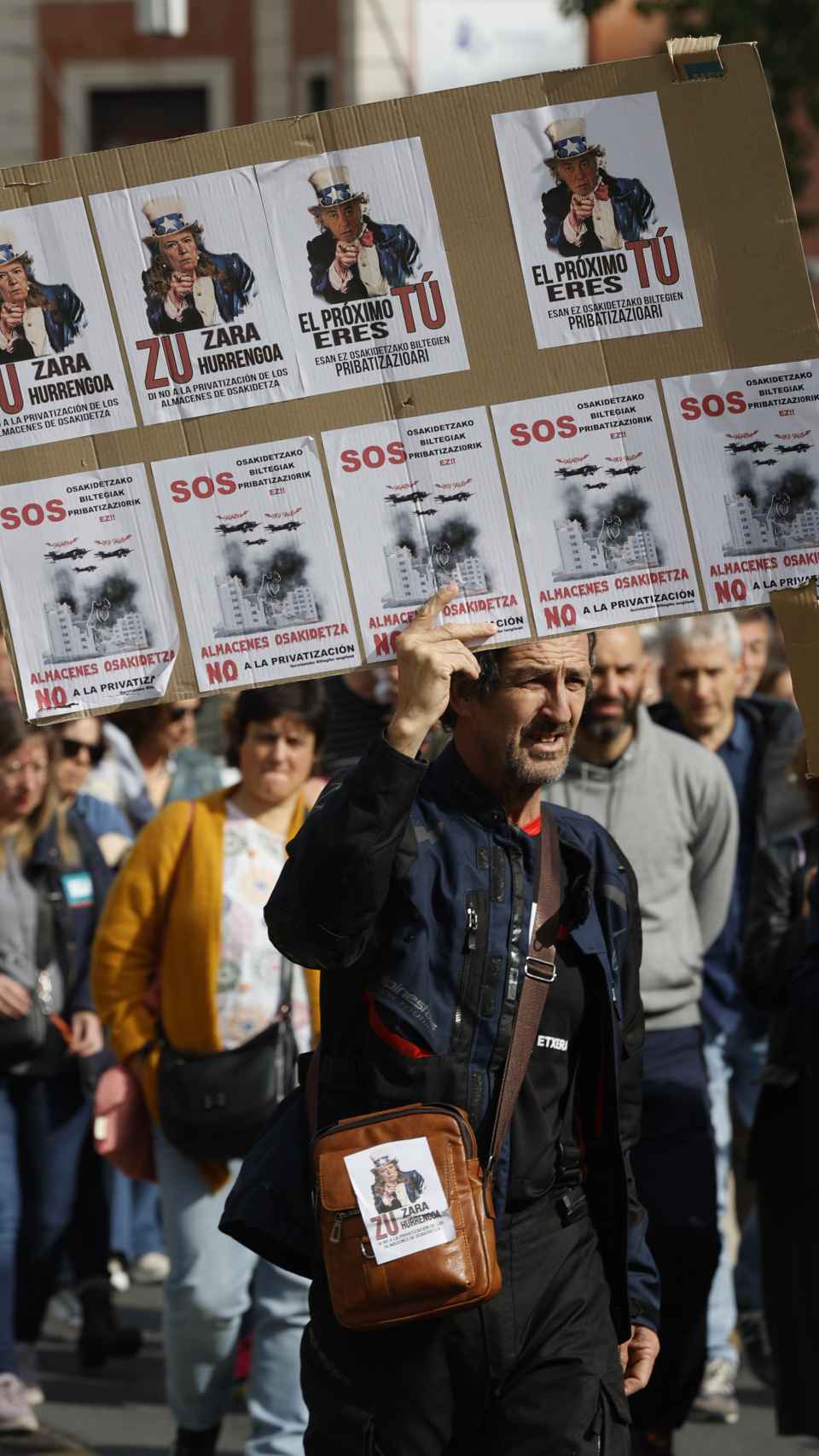 Los sindicatos SATSE, ELA, LAB, SME, CCOO y UGT, durante las movilizaciones convocadas para este jueves y el viernes en toda Osakidetza para denunciar el desmantelamiento de la sanidad pública / Luis Tejido - EFE